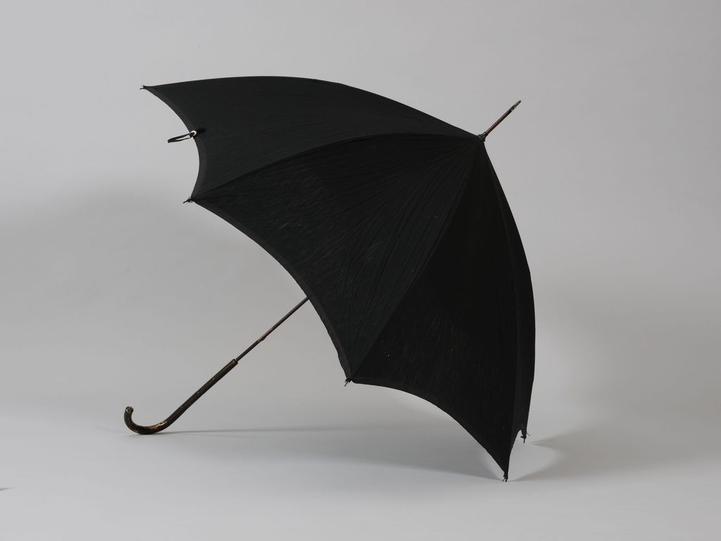 A device for protecting personnel from falling fluids
